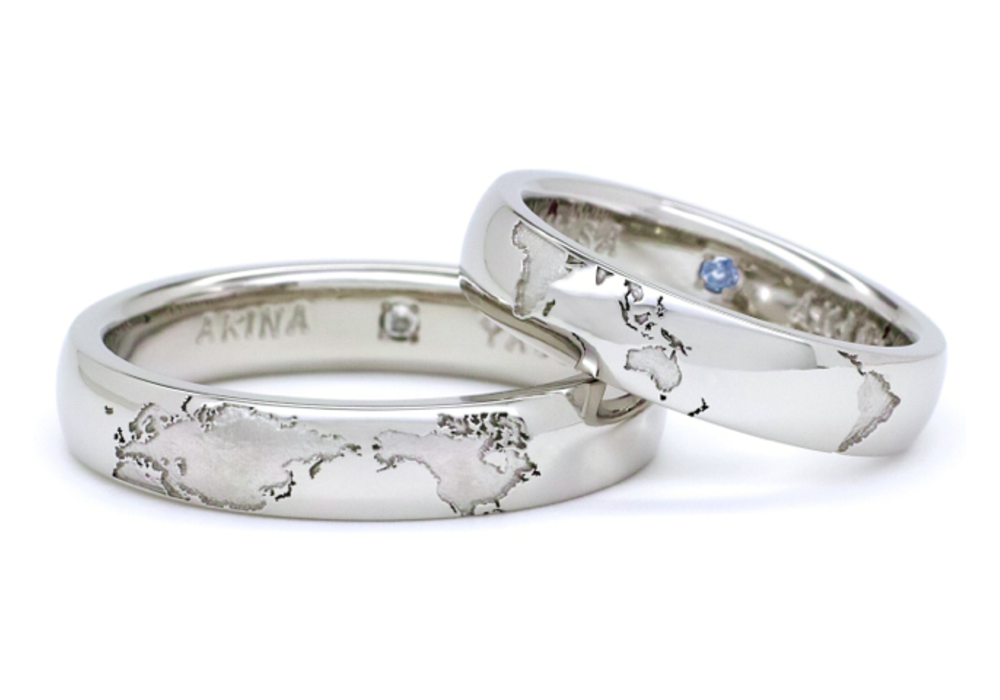 世界地図の内側に誕生石を留めた手作り結婚指輪 石井さまご夫婦