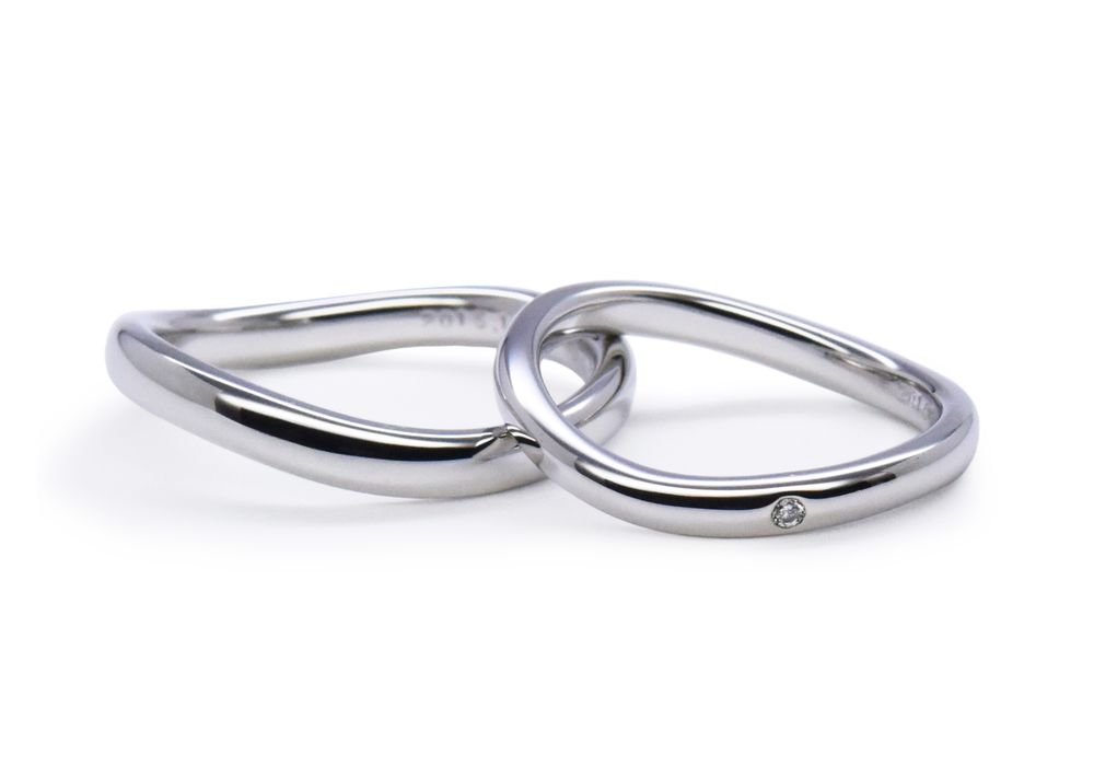 綺麗な曲線を描いた、動きのある結婚指輪
