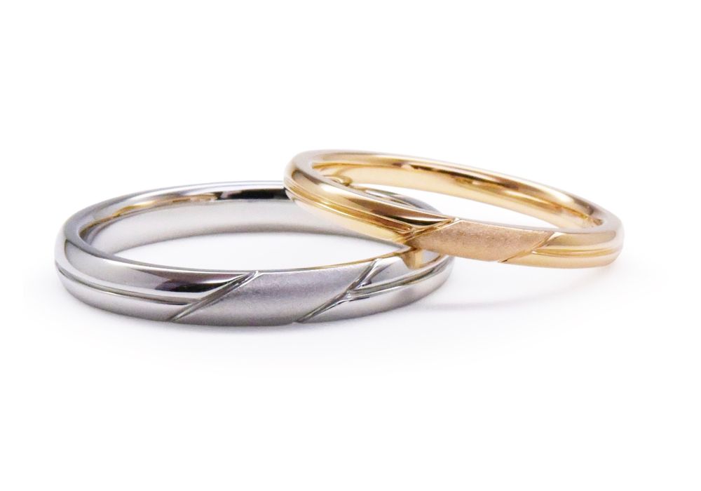 アクセントに斜めのラインが入っている結婚指輪