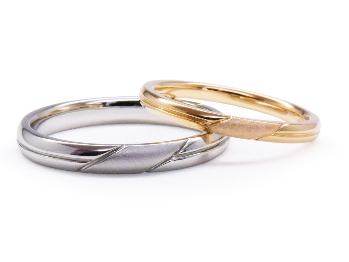 アクセントに斜めのラインが入っている結婚指輪