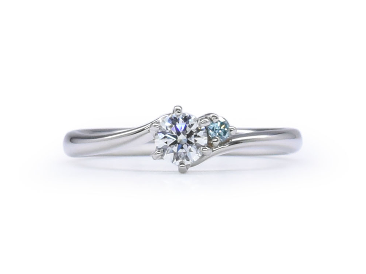 婚約指輪アイスブルーダイヤが留まったワンサイドメレの手作り婚約指輪 Rikuto様