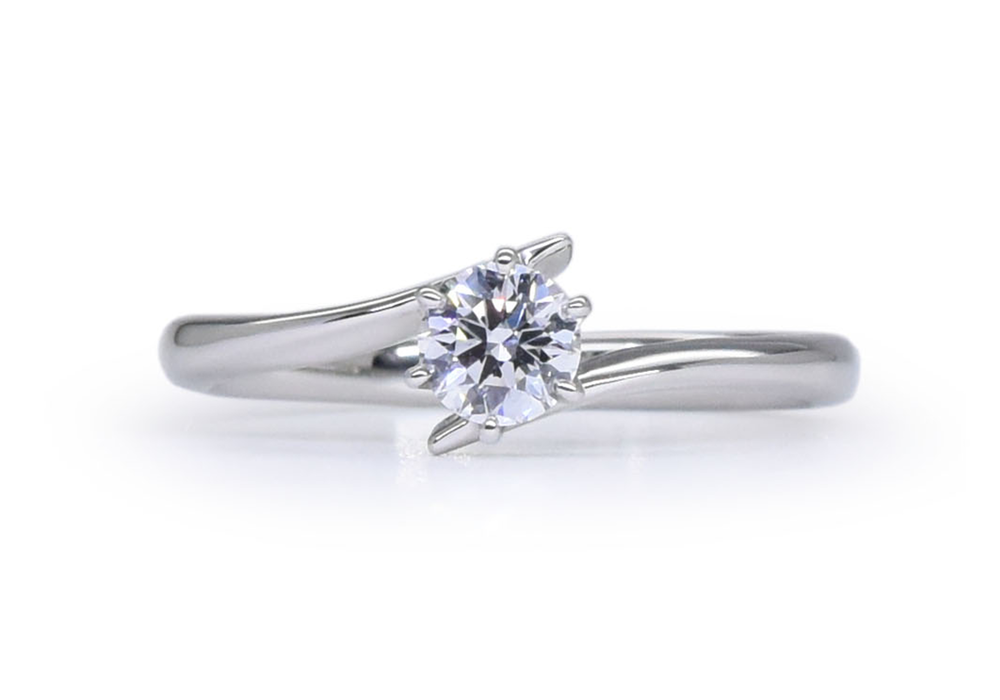 ひねりがかかったシンプルなソリティアの手作り婚約指輪 Yoshihisa様