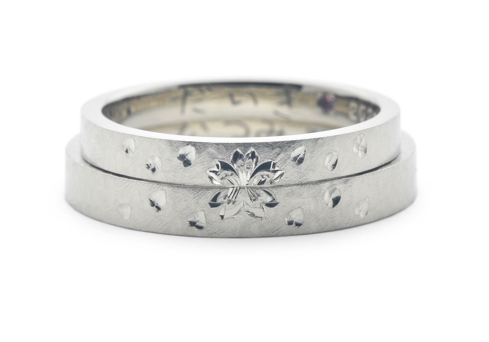 アンティーク加工を施した桜の手作り結婚指輪 S様ご夫婦