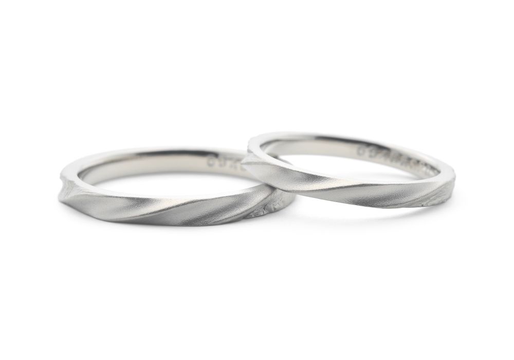 ひねりと樹皮の手作り結婚指輪