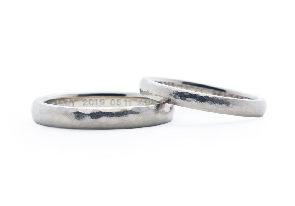 アンティークと粗めのハンマー加工の手作り結婚指輪 G&S