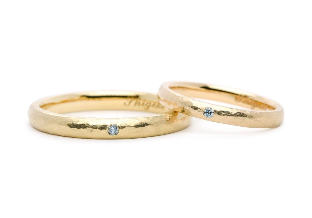 甲丸のアンティークにブルーダイヤを留めた手作り結婚指輪 H様ご夫婦