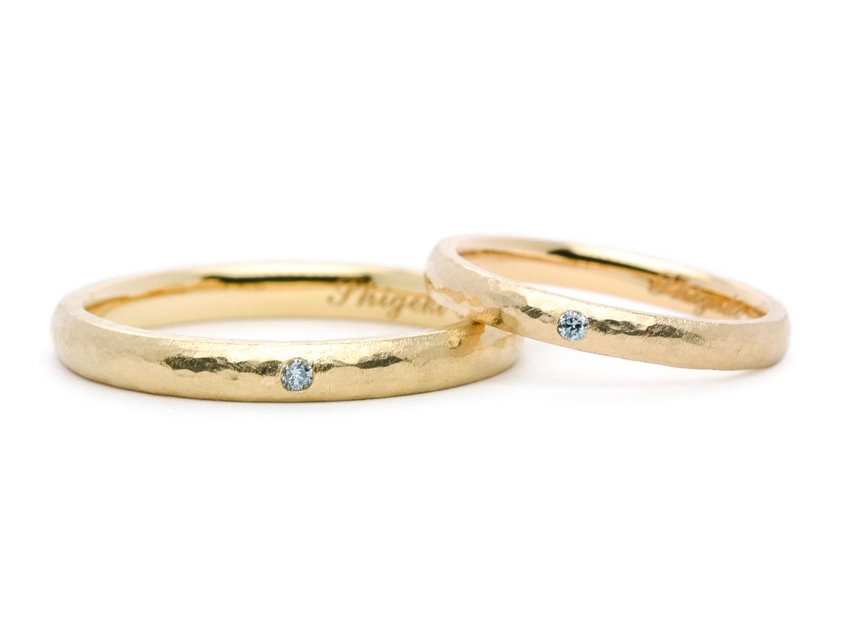 甲丸のアンティークにブルーダイヤを留めた手作り結婚指輪 H様ご夫婦