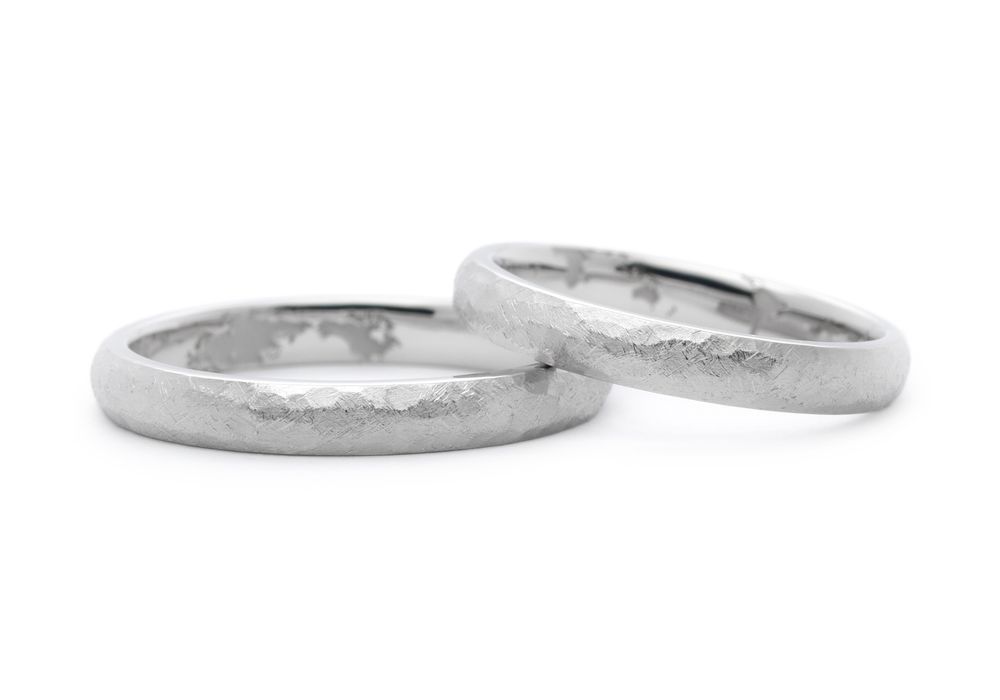 アンティーク加工の指輪の内側に世界地図を彫り込んだ手作り結婚指輪 S様ご夫婦