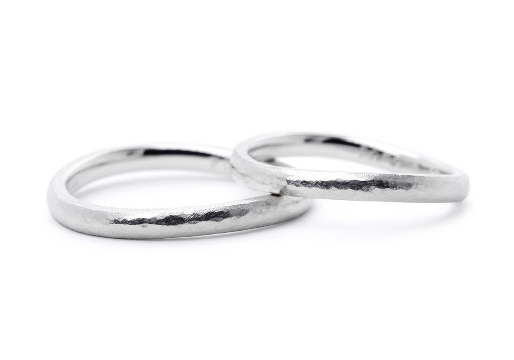 細身のウェーブにアンティーク加工を施した手作り結婚指輪 N様ご夫婦