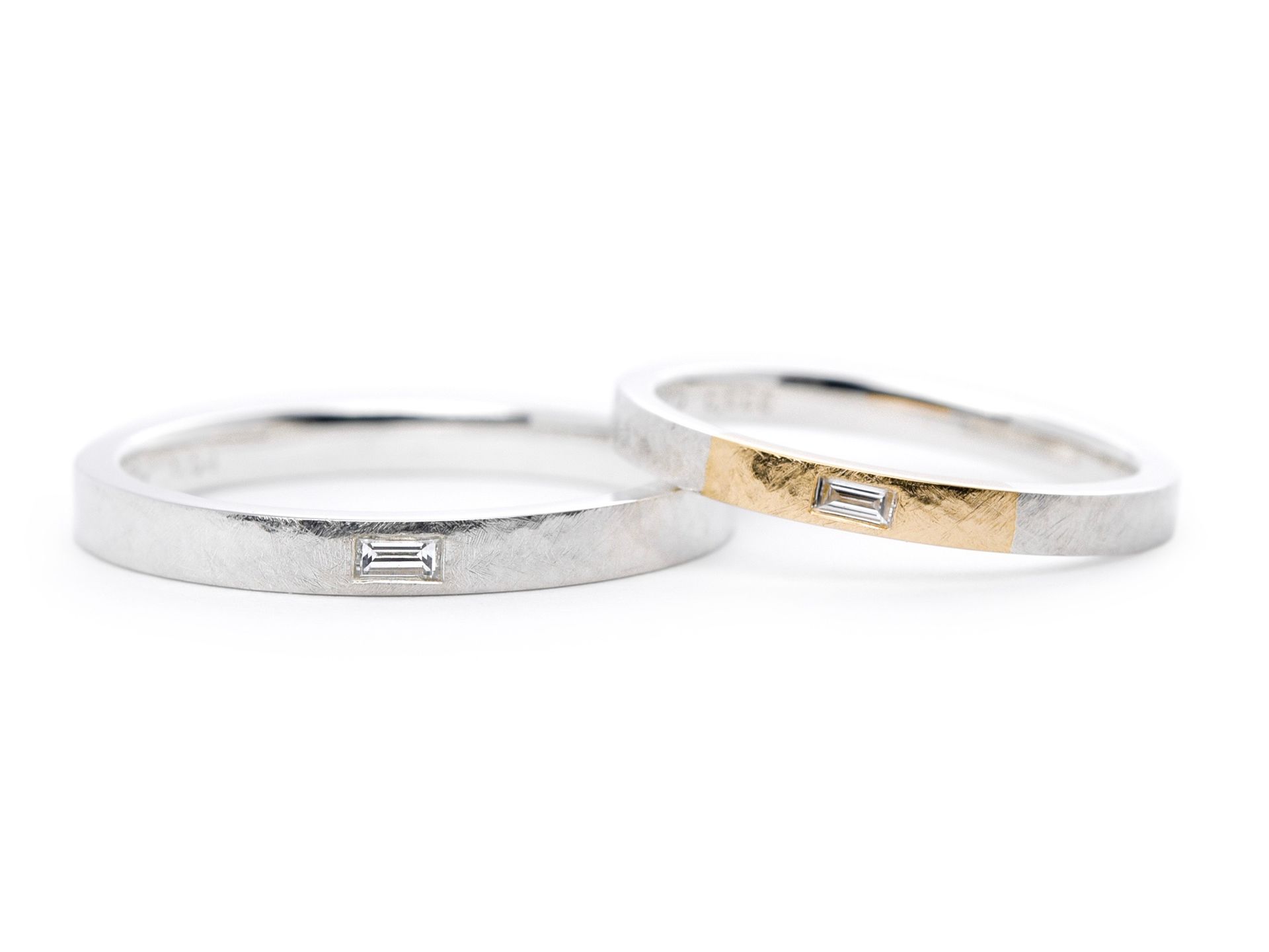 アンティーク加工にバゲットカットのダイヤを留めた手作り結婚指輪 Koyomi&Kaori