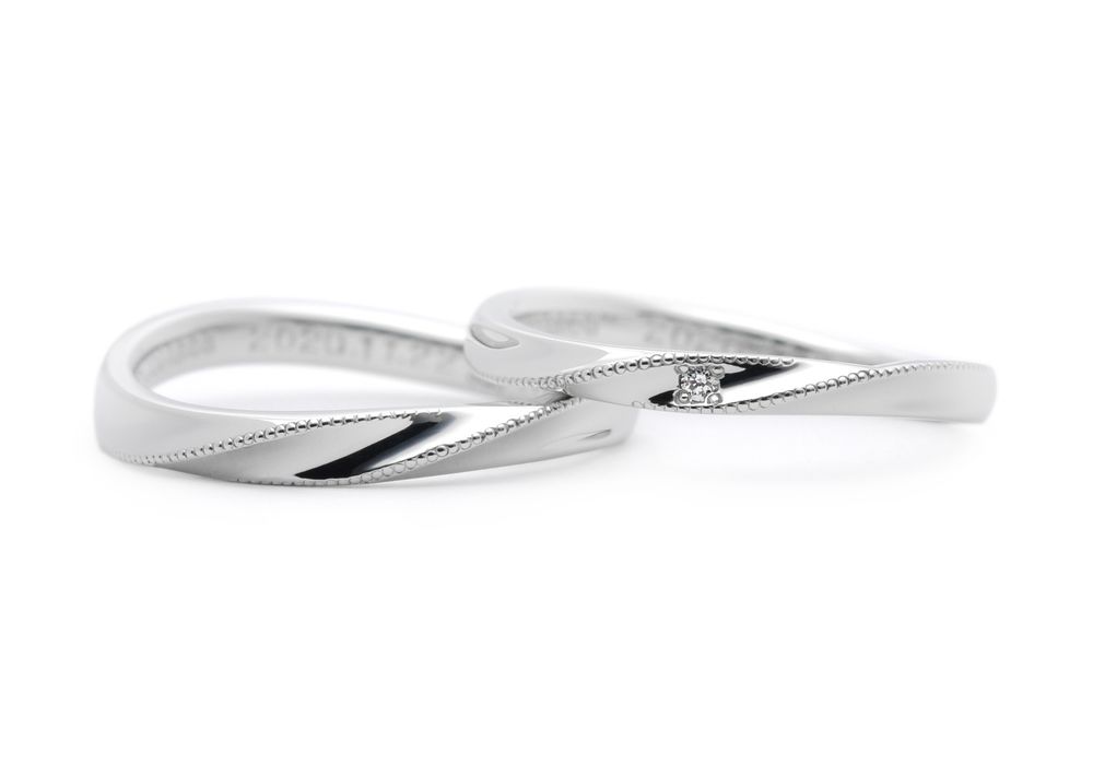 ひねりに合わせてミルグレイン加工を施した結婚指輪