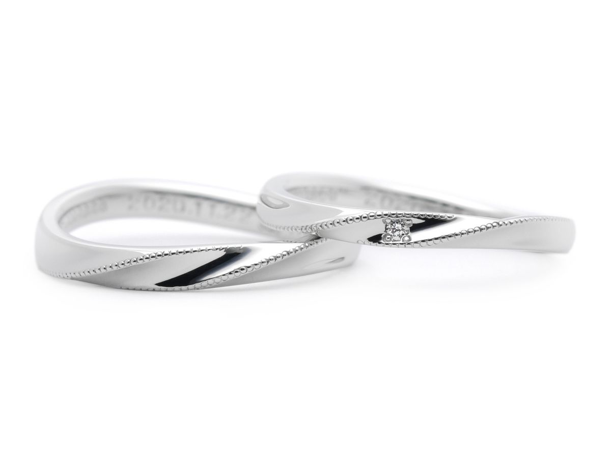 ひねりに合わせてミルグレイン加工を施した結婚指輪