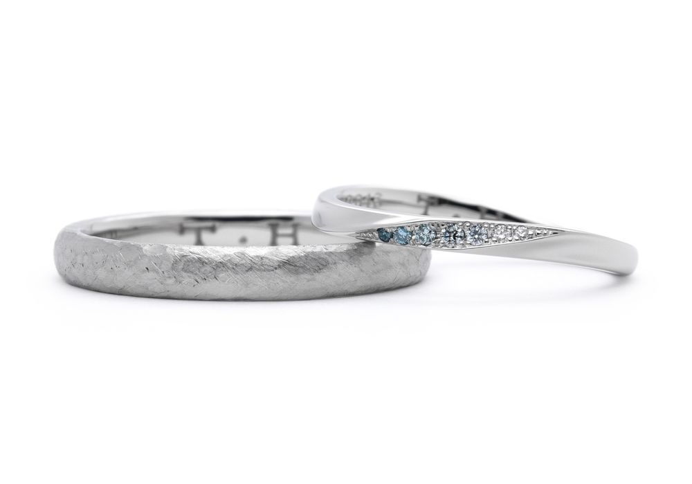 手彫りのイニシャルとそれぞれの好みを生かした手作り結婚指輪 M様ご夫婦