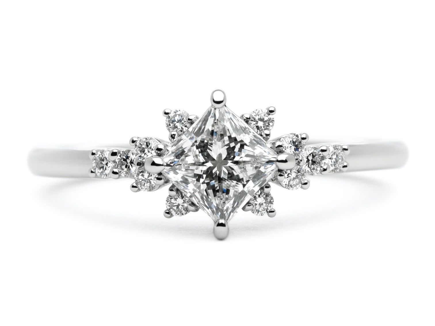 大きなプリンセスカットのダイヤの手作り婚約指輪 Lin to Yi