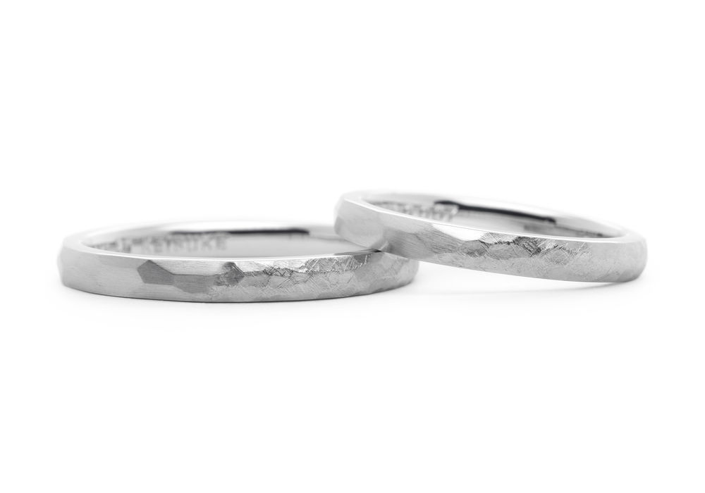 手彫りの記念日とアンティーク加工の手作り結婚指輪 Keisuke&Chiaki