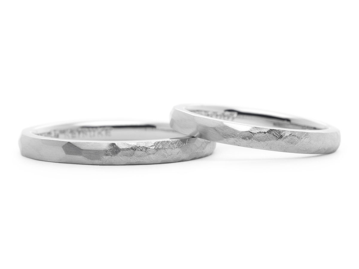 手彫りの記念日とアンティーク加工の手作り結婚指輪 Keisuke&Chiaki