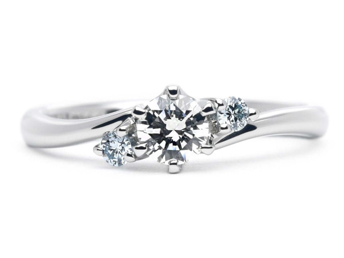 ブルーのダブルサイドメレが入った手作り婚約指輪 Hibiki to Misa