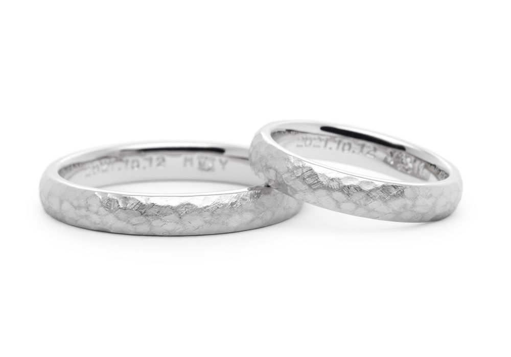 アンティーク加工の内側にツインダイヤを留めた手作り結婚指輪 Yoshihito&Megumi