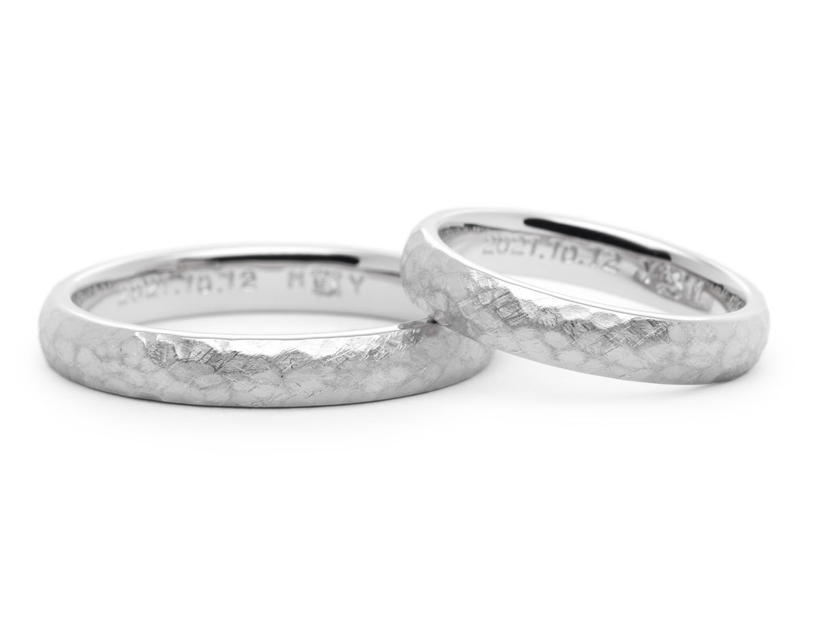 アンティーク加工の内側にツインダイヤを留めた手作り結婚指輪 Yoshihito&Megumi