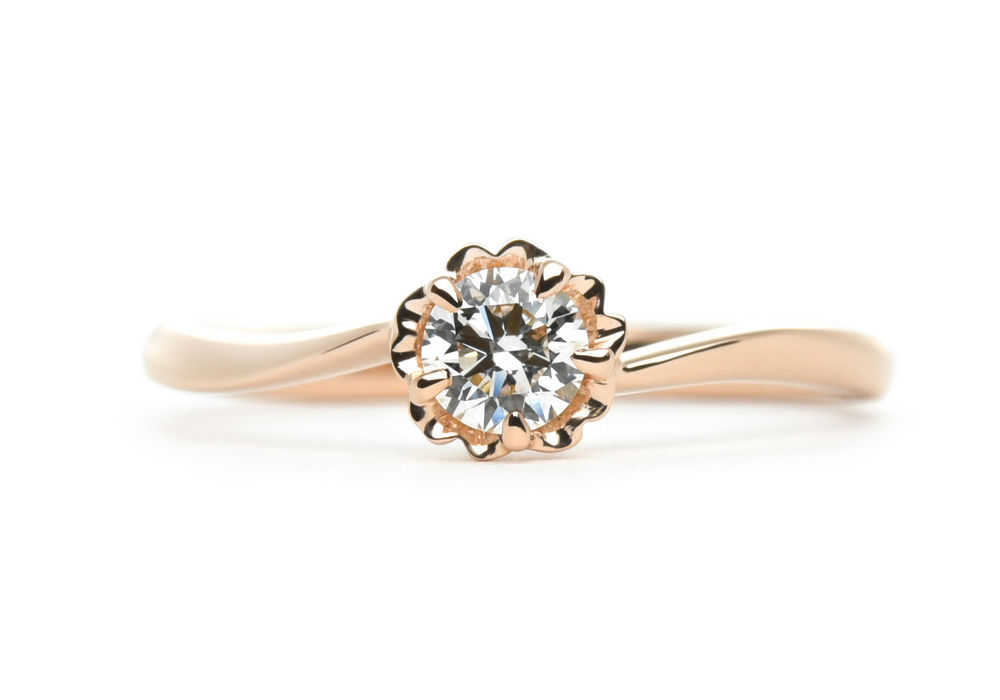 桜の石枠にダイヤを留めたピンクゴールドの手作り婚約指輪 Yuta to Sakura