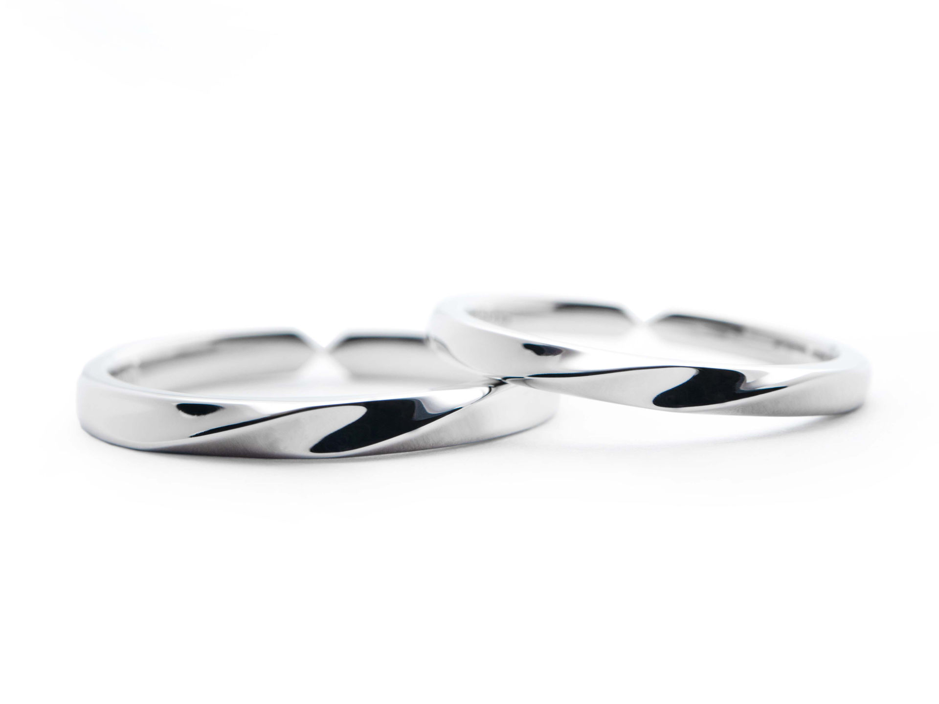 シンプルなふたひねりと知恵の輪デザインの手作り結婚指輪 Naoki&Natsuki