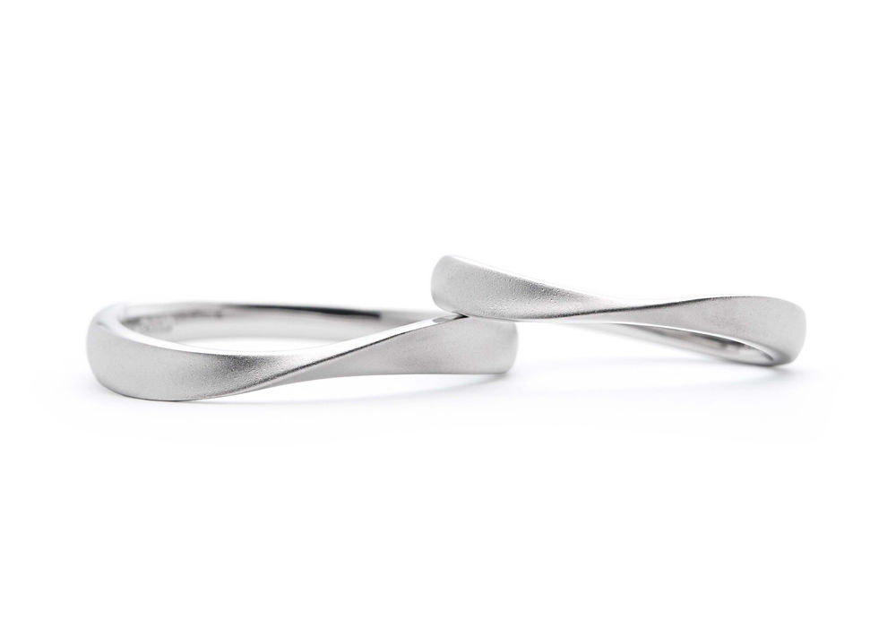 ホーニング加工を施したひとひねりの手作り結婚指輪