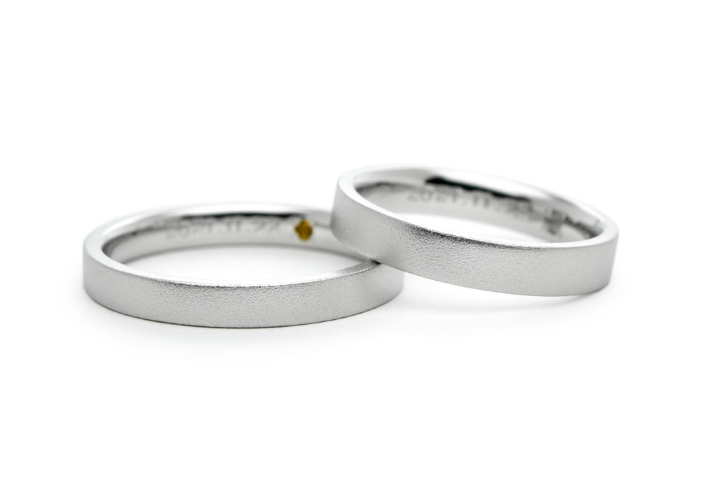 シンプルな平打ちにホーニング加工を施した手作り結婚指輪 Yuki&Yuna
