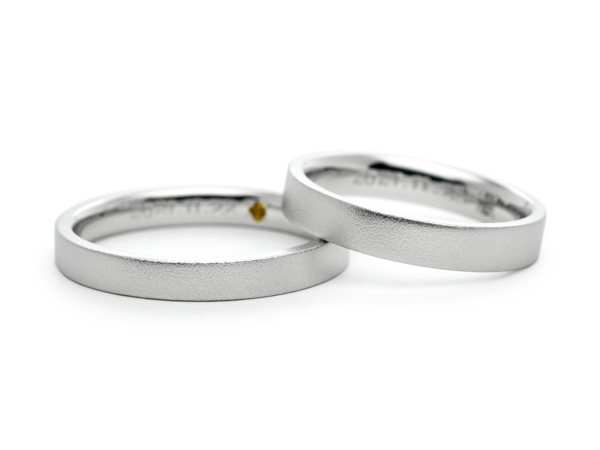 シンプルな平打ちにホーニング加工を施した手作り結婚指輪 Yuki&Yuna