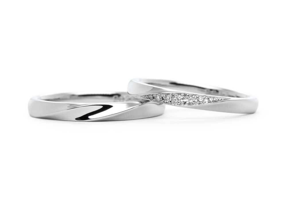 ひねり部分にダイヤを留めたふたひねりの手作り結婚指輪 Koji&Chisato