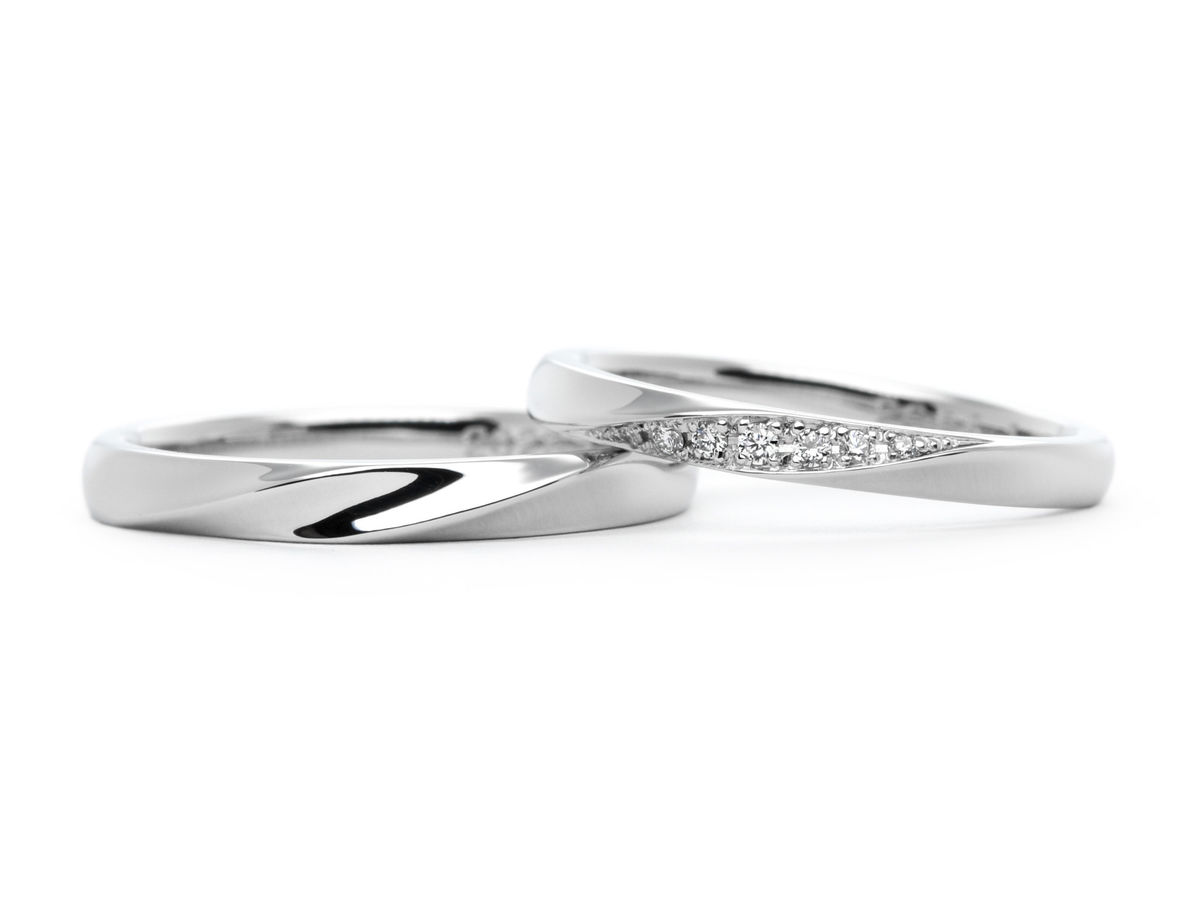 ひねり部分にダイヤを留めたふたひねりの手作り結婚指輪 Koji&Chisato