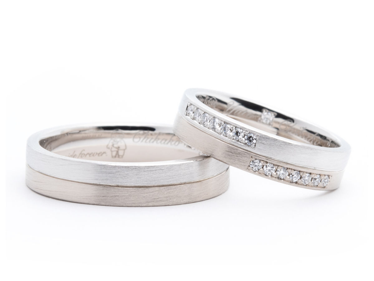 ヘアライン加工を施したコンビネーションの手作り結婚指輪