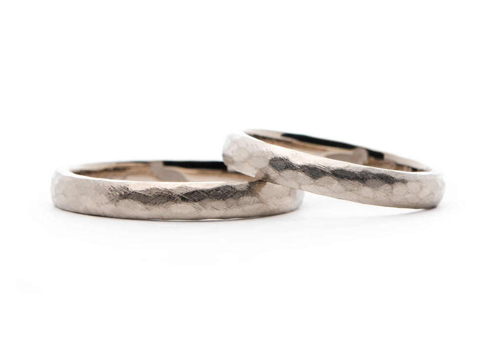 アンティーク加工のデザインに愛犬を入れた手作り結婚指輪正面 愛知 Ritsuki & Kasumi