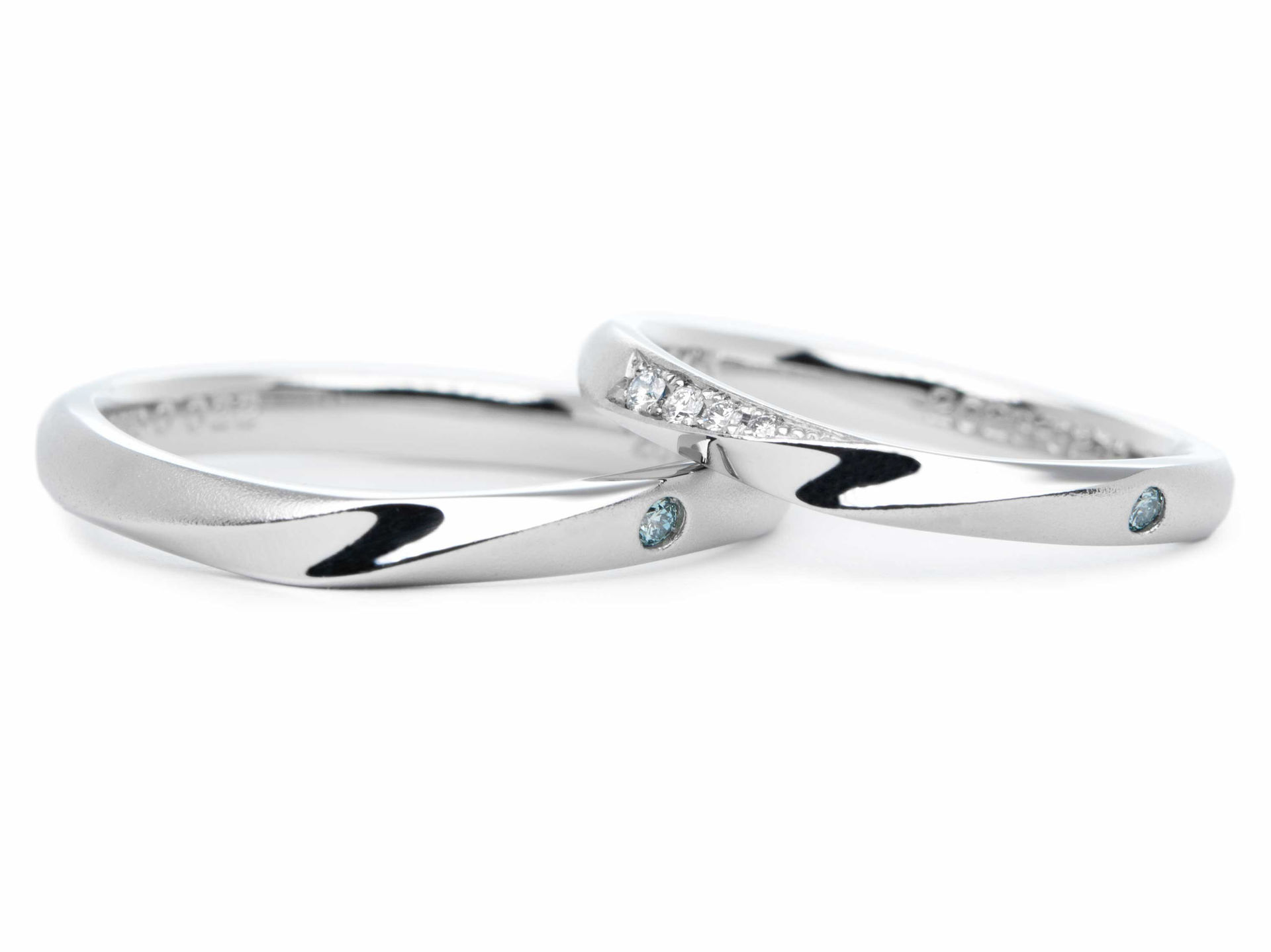 U字ひねりにアイスブルーダイヤが留まった手作り結婚指輪 Yuki&Nami
