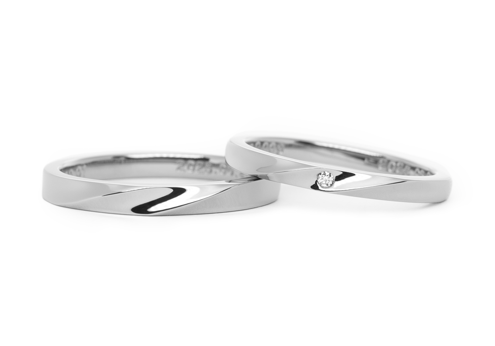 シンプルなプラチナのふたひねりにツインダイヤが留まった手作り結婚指輪 H&M