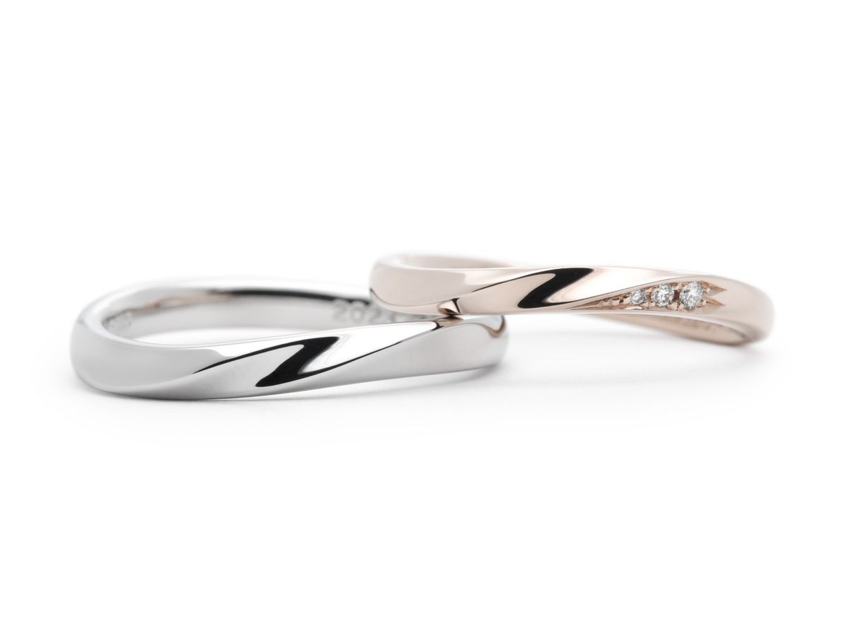 ウェーブひねりにシンプルな鏡面仕上げが施された手作り結婚指輪 Yuki&Hisae