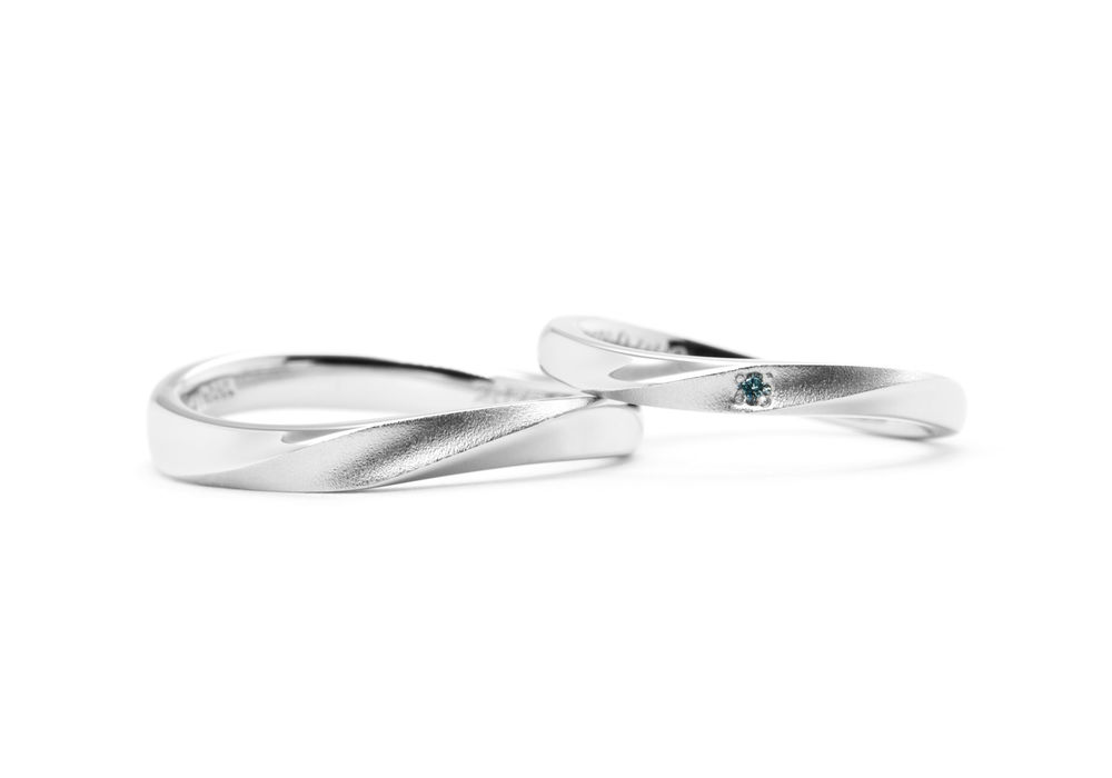ホーニング加工のひねりにブルーダイヤを留めたオーダーメイド結婚指輪 Tatsuya&Risa