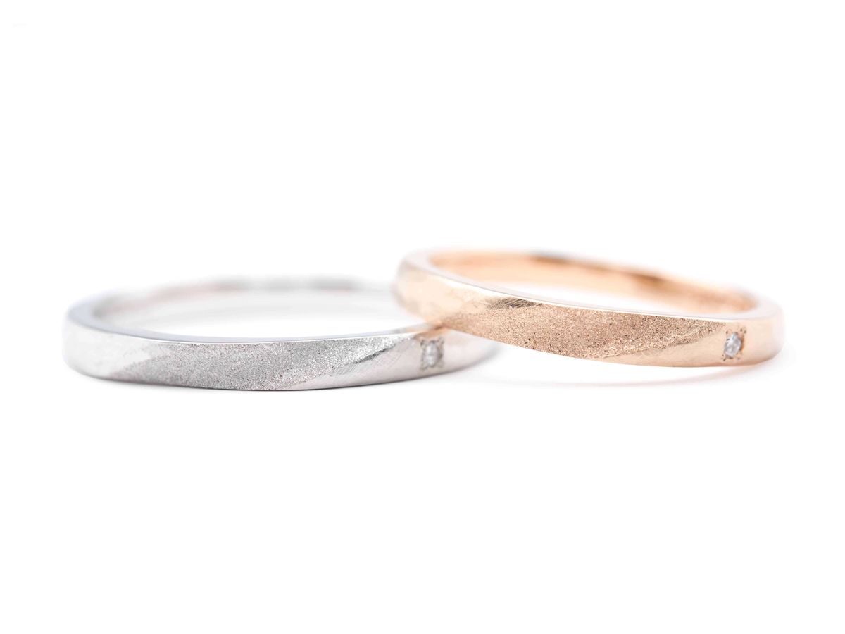 プラチナとピンクゴールドでアンティーク加工とスターダスト加工を加えた手作り結婚指輪
