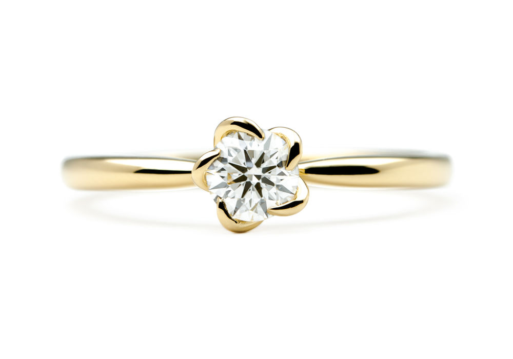 イエローゴールドのお花モチーフ婚約指輪