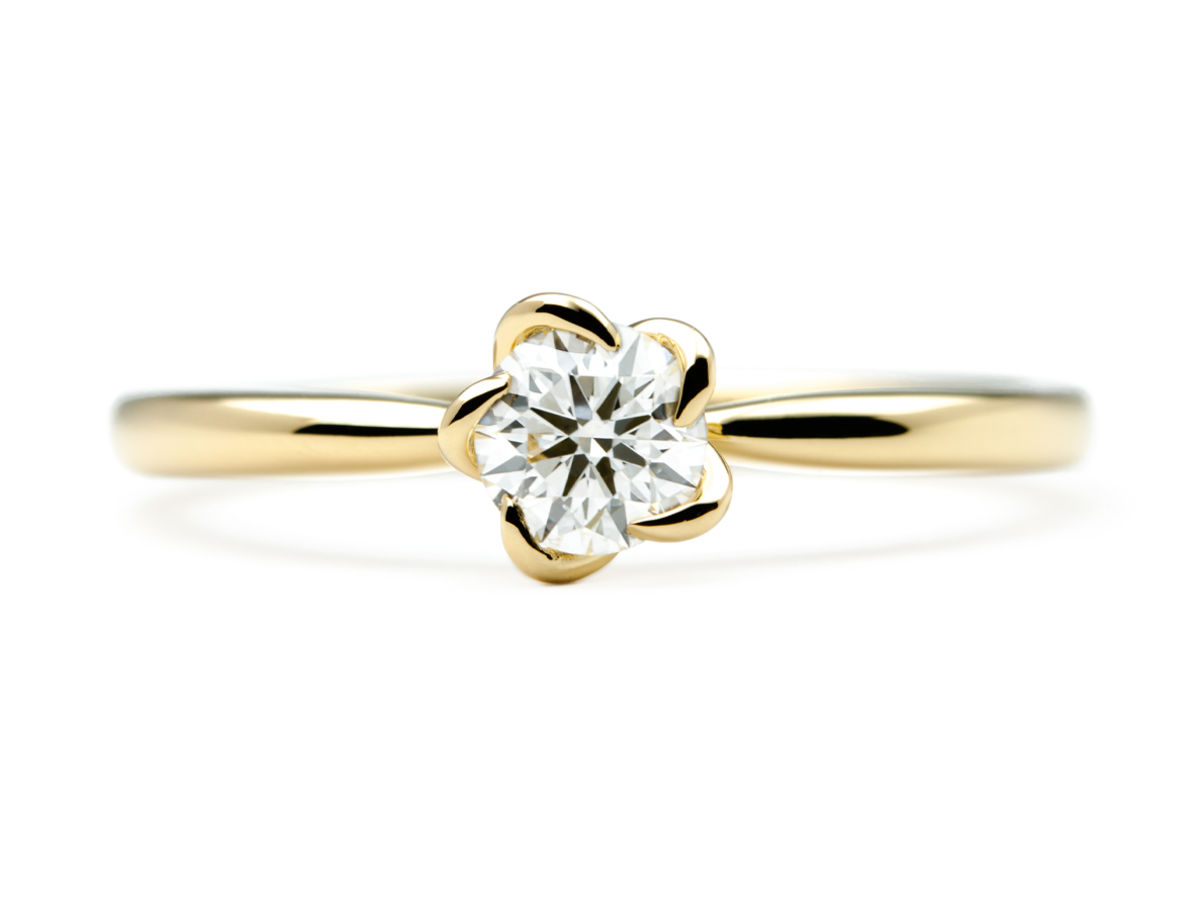 イエローゴールドのお花モチーフ婚約指輪