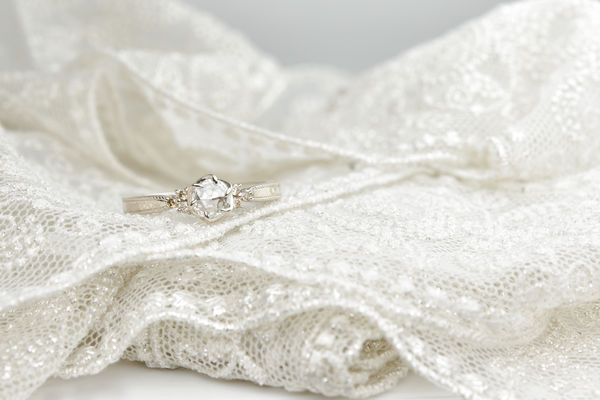 婚約指輪のお返しの相場や人気の品物を徹底解説