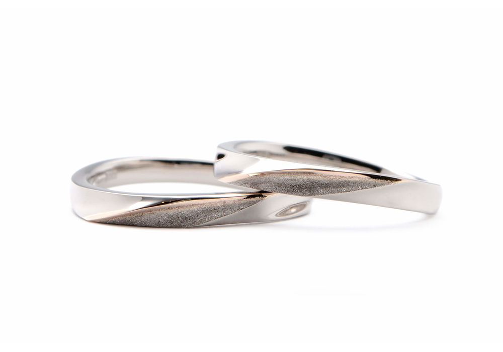 ホワイトゴールドにスターダスト加工の手作り結婚指輪