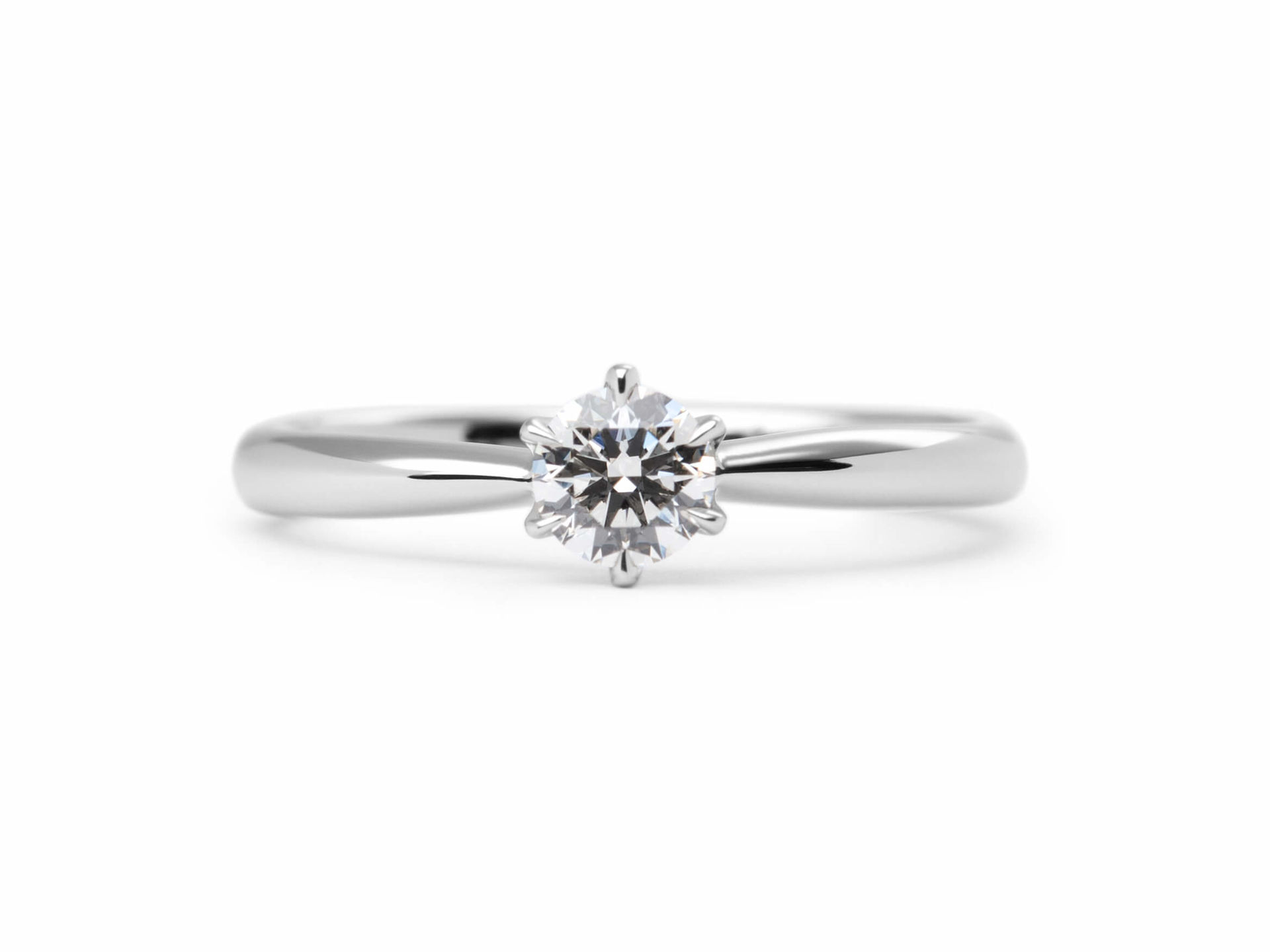 シンプルなソリティアの婚約指輪