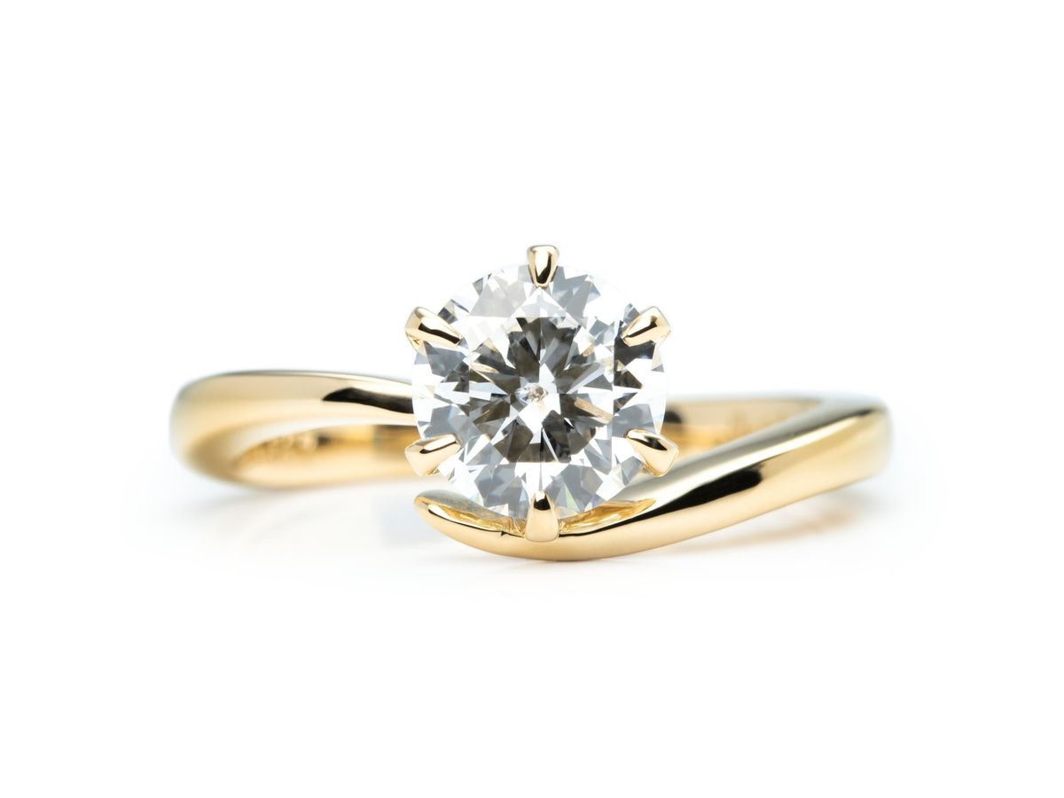 イエローゴールドの流れるラインが美しいオーダーメイド婚約指輪　(20240519951227)