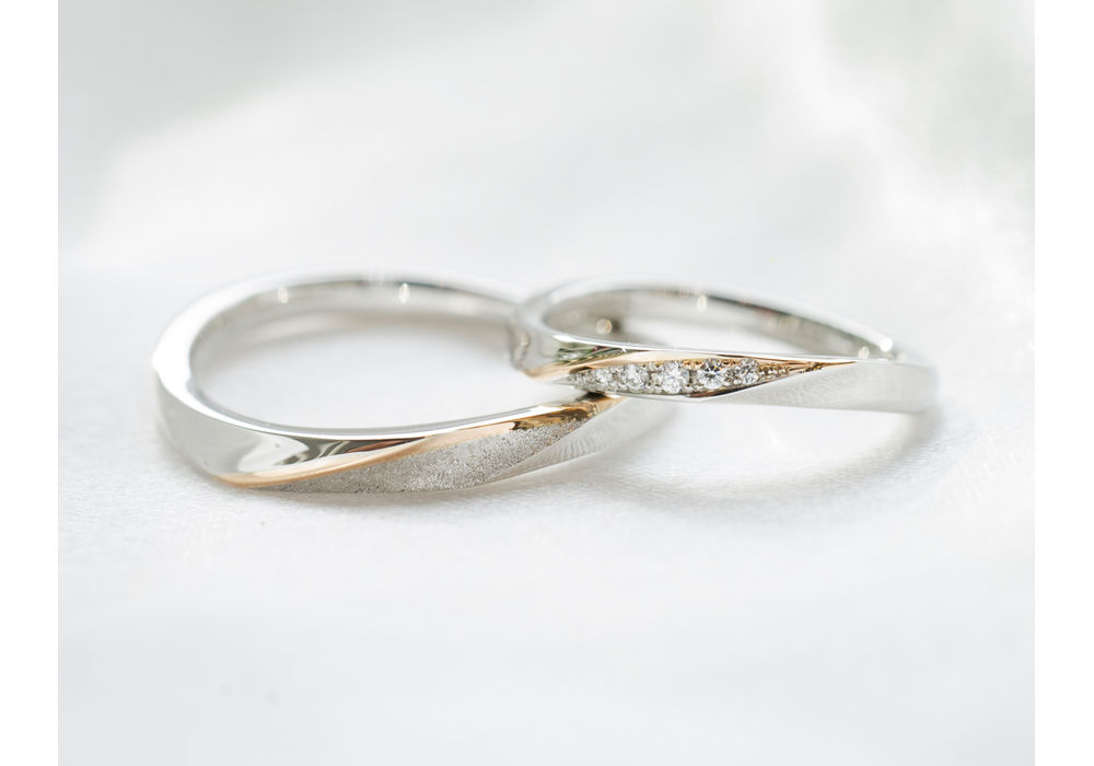 S字ウェーブに赤い糸加工のオーダーメイド結婚指輪