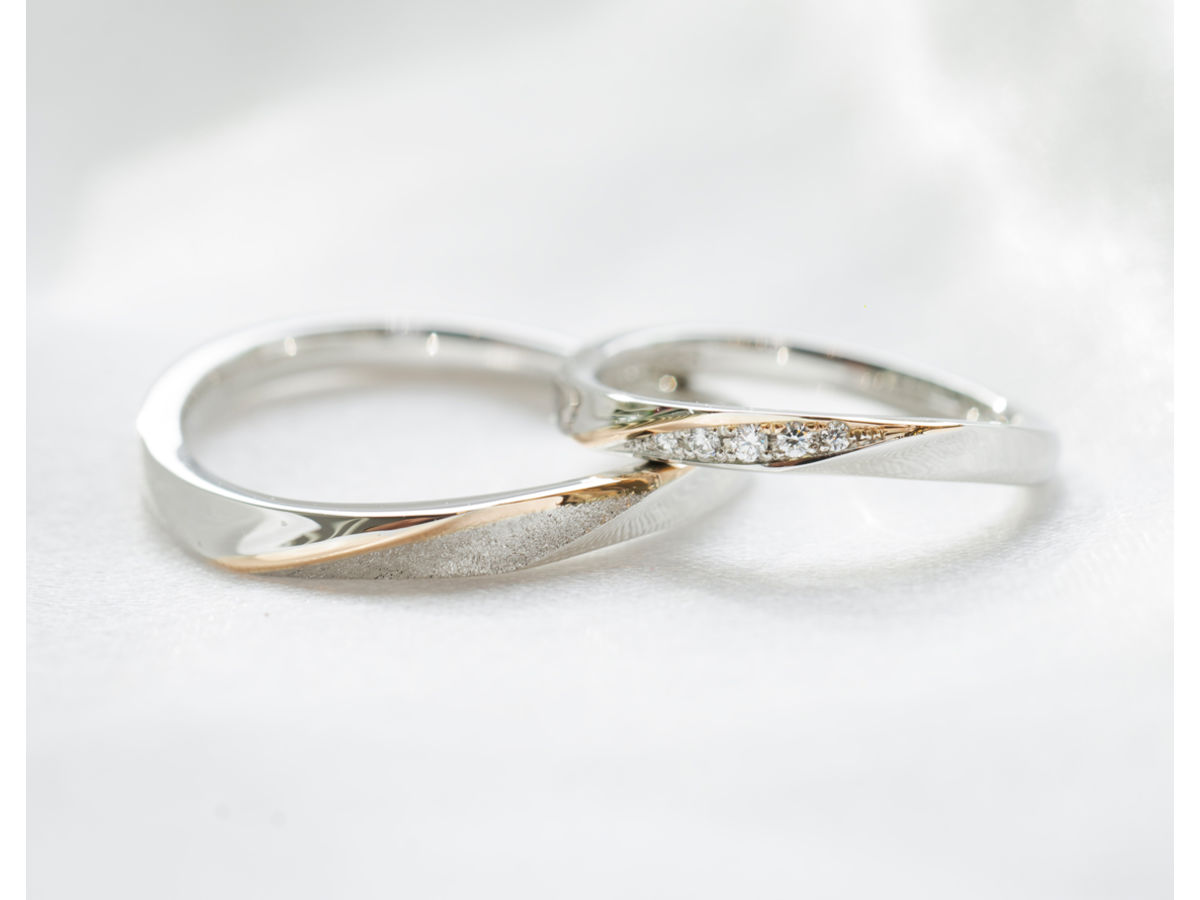 S字ウェーブに赤い糸加工のオーダーメイド結婚指輪