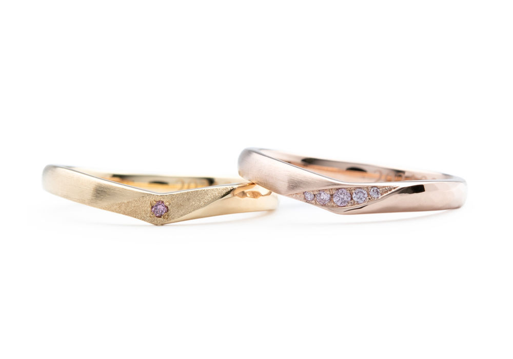 ピンクダイヤモンドを使ったV字シルエットの結婚指輪