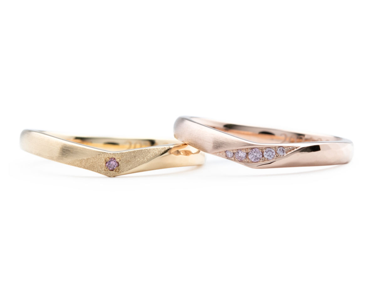 ピンクダイヤモンドを使ったV字シルエットの結婚指輪