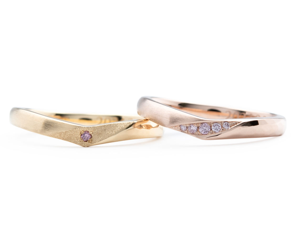 ピンクダイヤモンドを使ったV字シルエットの結婚指輪