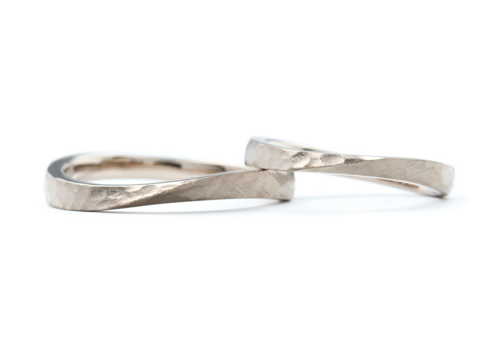 シャンパンゴールド×アンティーク加工の風合いがおしゃれなひねりの結婚指輪