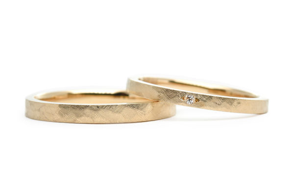 アンティークな槌目加工を施した手作り結婚指輪